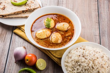 yumurta roti/Çapati ve jeera pirinç köri, lezzetli ve baharatlı anda köri Hint yumurta masala köri roti ve pilav ile servis roti, salata ve jeera pirinç seramik kase