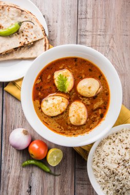 yumurta roti/Çapati ve jeera pirinç köri, lezzetli ve baharatlı anda köri Hint yumurta masala köri roti ve pilav ile servis roti, salata ve jeera pirinç seramik kase