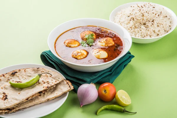 yumurta roti/Çapati ve jeera pirinç köri, lezzetli ve baharatlı anda köri Hint yumurta masala köri roti ve pilav ile servis roti, salata ve jeera pirinç seramik kase