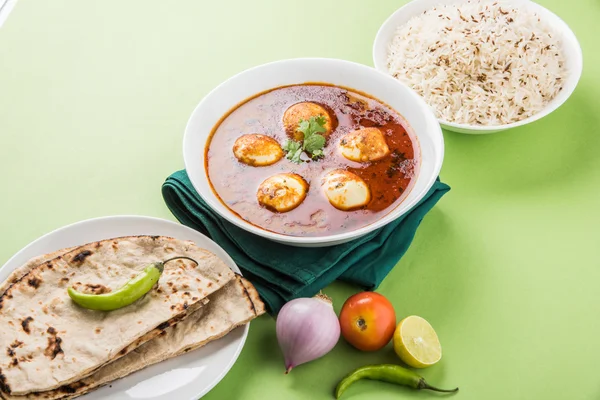yumurta roti/Çapati ve jeera pirinç köri, lezzetli ve baharatlı anda köri Hint yumurta masala köri roti ve pilav ile servis roti, salata ve jeera pirinç seramik kase
