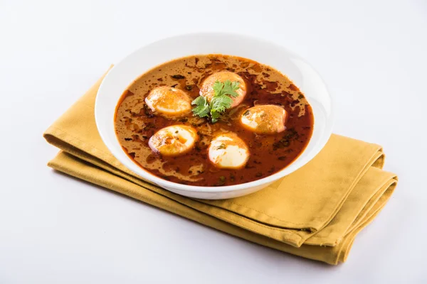 Curry de huevo con roti / chapati y arroz jeera, curry anda sabroso y picante con roti y arroz, curry de masala de huevo indio servido en tazón de cerámica con roti, ensalada y arroz jeera — Foto de Stock