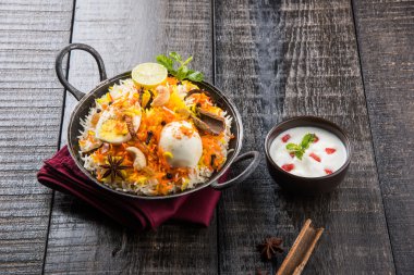 Tavuk Biryani güzel moody arka plan, seçici odak üzerine yoğurt sos ile
