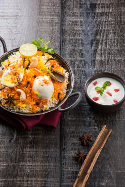Kadhai veya kadai yoğurt dip, seçici odak, yumurta biryani veya anda pirinç veya yumurta pilav ile Basmati pirinç yavaş yavaş kavrulmuş Masala yumurta ve baharatları ile pişmiş servis