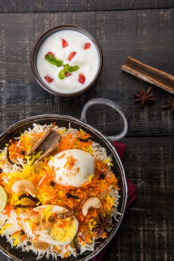 Kadhai veya kadai yoğurt dip, seçici odak, yumurta biryani veya anda pirinç veya yumurta pilav ile Basmati pirinç yavaş yavaş kavrulmuş Masala yumurta ve baharatları ile pişmiş servis