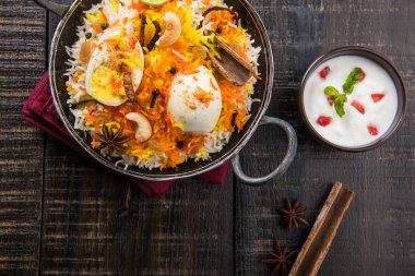 Kadhai veya kadai yoğurt dip, seçici odak, yumurta biryani veya anda pirinç veya yumurta pilav ile Basmati pirinç yavaş yavaş kavrulmuş Masala yumurta ve baharatları ile pişmiş servis