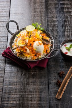 Kadhai veya kadai yoğurt dip, seçici odak, yumurta biryani veya anda pirinç veya yumurta pilav ile Basmati pirinç yavaş yavaş kavrulmuş Masala yumurta ve baharatları ile pişmiş servis