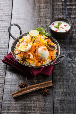 Kadhai veya kadai yoğurt dip, seçici odak, yumurta biryani veya anda pirinç veya yumurta pilav ile Basmati pirinç yavaş yavaş kavrulmuş Masala yumurta ve baharatları ile pişmiş servis