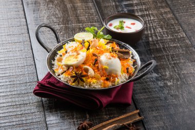 Kadhai veya kadai yoğurt dip, seçici odak, yumurta biryani veya anda pirinç veya yumurta pilav ile Basmati pirinç yavaş yavaş kavrulmuş Masala yumurta ve baharatları ile pişmiş servis