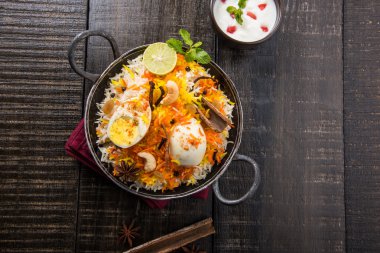 Kadhai veya kadai yoğurt dip, seçici odak, yumurta biryani veya anda pirinç veya yumurta pilav ile Basmati pirinç yavaş yavaş kavrulmuş Masala yumurta ve baharatları ile pişmiş servis