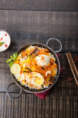 Kadhai veya kadai yoğurt dip, seçici odak, yumurta biryani veya anda pirinç veya yumurta pilav ile Basmati pirinç yavaş yavaş kavrulmuş Masala yumurta ve baharatları ile pişmiş servis