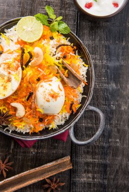 Kadhai veya kadai yoğurt dip, seçici odak, yumurta biryani veya anda pirinç veya yumurta pilav ile Basmati pirinç yavaş yavaş kavrulmuş Masala yumurta ve baharatları ile pişmiş servis