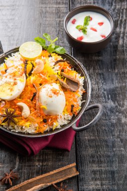 Kadhai veya kadai yoğurt dip, seçici odak, yumurta biryani veya anda pirinç veya yumurta pilav ile Basmati pirinç yavaş yavaş kavrulmuş Masala yumurta ve baharatları ile pişmiş servis