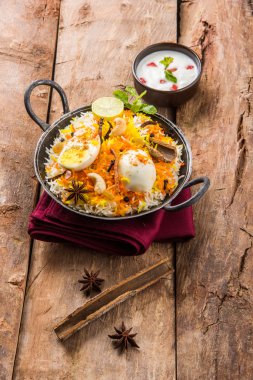 Kadhai veya kadai yoğurt dip, seçici odak, yumurta biryani veya anda pirinç veya yumurta pilav ile Basmati pirinç yavaş yavaş kavrulmuş Masala yumurta ve baharatları ile pişmiş servis