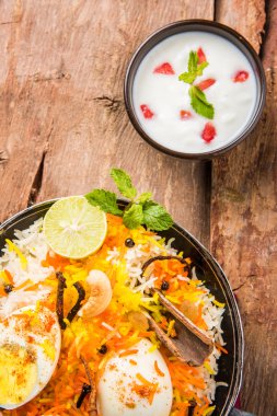 Kadhai veya kadai yoğurt dip, seçici odak, yumurta biryani veya anda pirinç veya yumurta pilav ile Basmati pirinç yavaş yavaş kavrulmuş Masala yumurta ve baharatları ile pişmiş servis