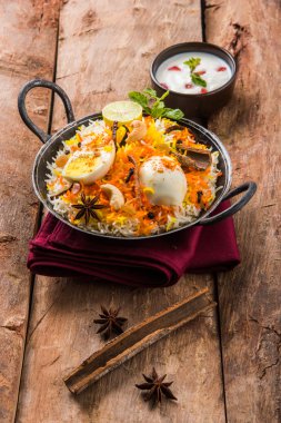 Kadhai veya kadai yoğurt dip, seçici odak, yumurta biryani veya anda pirinç veya yumurta pilav ile Basmati pirinç yavaş yavaş kavrulmuş Masala yumurta ve baharatları ile pişmiş servis