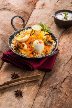 Kadhai veya kadai yoğurt dip, seçici odak, yumurta biryani veya anda pirinç veya yumurta pilav ile Basmati pirinç yavaş yavaş kavrulmuş Masala yumurta ve baharatları ile pişmiş servis