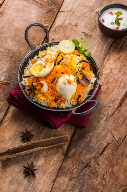 Kadhai veya kadai yoğurt dip, seçici odak, yumurta biryani veya anda pirinç veya yumurta pilav ile Basmati pirinç yavaş yavaş kavrulmuş Masala yumurta ve baharatları ile pişmiş servis