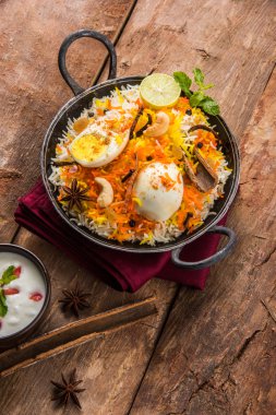 Kadhai veya kadai yoğurt dip, seçici odak, yumurta biryani veya anda pirinç veya yumurta pilav ile Basmati pirinç yavaş yavaş kavrulmuş Masala yumurta ve baharatları ile pişmiş servis