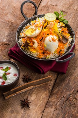 Kadhai veya kadai yoğurt dip, seçici odak, yumurta biryani veya anda pirinç veya yumurta pilav ile Basmati pirinç yavaş yavaş kavrulmuş Masala yumurta ve baharatları ile pişmiş servis