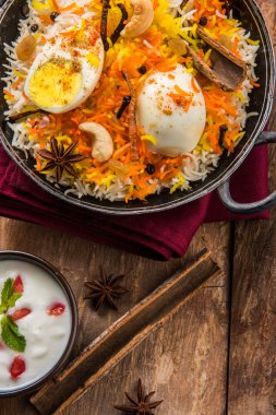 Kadhai veya kadai yoğurt dip, seçici odak, yumurta biryani veya anda pirinç veya yumurta pilav ile Basmati pirinç yavaş yavaş kavrulmuş Masala yumurta ve baharatları ile pişmiş servis