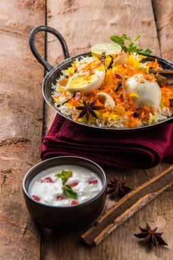 Kadhai veya kadai yoğurt dip, seçici odak, yumurta biryani veya anda pirinç veya yumurta pilav ile Basmati pirinç yavaş yavaş kavrulmuş Masala yumurta ve baharatları ile pişmiş servis