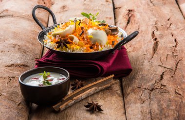 Kadhai veya kadai yoğurt dip, seçici odak, yumurta biryani veya anda pirinç veya yumurta pilav ile Basmati pirinç yavaş yavaş kavrulmuş Masala yumurta ve baharatları ile pişmiş servis