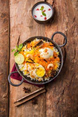 Kadhai veya kadai yoğurt dip, seçici odak, yumurta biryani veya anda pirinç veya yumurta pilav ile Basmati pirinç yavaş yavaş kavrulmuş Masala yumurta ve baharatları ile pişmiş servis