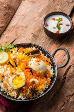 Kadhai veya kadai yoğurt dip, seçici odak, yumurta biryani veya anda pirinç veya yumurta pilav ile Basmati pirinç yavaş yavaş kavrulmuş Masala yumurta ve baharatları ile pişmiş servis