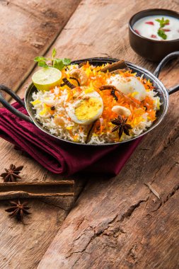 Kadhai veya kadai yoğurt dip, seçici odak, yumurta biryani veya anda pirinç veya yumurta pilav ile Basmati pirinç yavaş yavaş kavrulmuş Masala yumurta ve baharatları ile pişmiş servis
