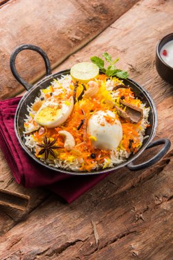 Kadhai veya kadai yoğurt dip, seçici odak, yumurta biryani veya anda pirinç veya yumurta pilav ile Basmati pirinç yavaş yavaş kavrulmuş Masala yumurta ve baharatları ile pişmiş servis