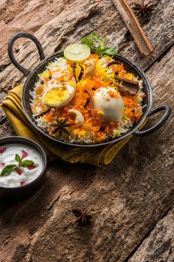 Kadhai veya kadai yoğurt dip, seçici odak, yumurta biryani veya anda pirinç veya yumurta pilav ile Basmati pirinç yavaş yavaş kavrulmuş Masala yumurta ve baharatları ile pişmiş servis