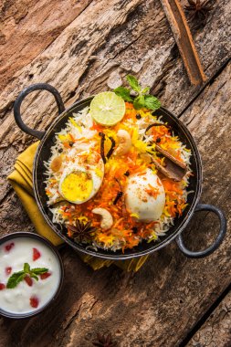 Kadhai veya kadai yoğurt dip, seçici odak, yumurta biryani veya anda pirinç veya yumurta pilav ile Basmati pirinç yavaş yavaş kavrulmuş Masala yumurta ve baharatları ile pişmiş servis