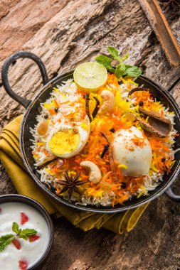 Kadhai veya kadai yoğurt dip, seçici odak, yumurta biryani veya anda pirinç veya yumurta pilav ile Basmati pirinç yavaş yavaş kavrulmuş Masala yumurta ve baharatları ile pişmiş servis