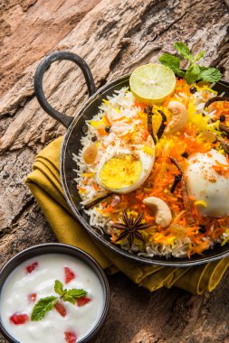 Kadhai veya kadai yoğurt dip, seçici odak, yumurta biryani veya anda pirinç veya yumurta pilav ile Basmati pirinç yavaş yavaş kavrulmuş Masala yumurta ve baharatları ile pişmiş servis