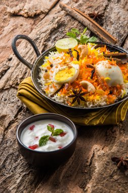 Kadhai veya kadai yoğurt dip, seçici odak, yumurta biryani veya anda pirinç veya yumurta pilav ile Basmati pirinç yavaş yavaş kavrulmuş Masala yumurta ve baharatları ile pişmiş servis