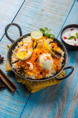 Kadhai veya kadai yoğurt dip, seçici odak, yumurta biryani veya anda pirinç veya yumurta pilav ile Basmati pirinç yavaş yavaş kavrulmuş Masala yumurta ve baharatları ile pişmiş servis