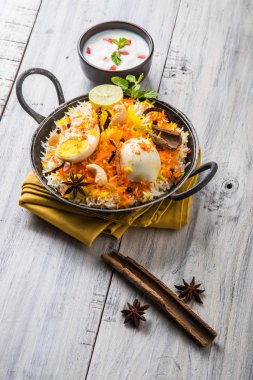 Kadhai veya kadai yoğurt dip, seçici odak, yumurta biryani veya anda pirinç veya yumurta pilav ile Basmati pirinç yavaş yavaş kavrulmuş Masala yumurta ve baharatları ile pişmiş servis
