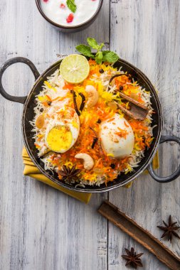 Kadhai veya kadai yoğurt dip, seçici odak, yumurta biryani veya anda pirinç veya yumurta pilav ile Basmati pirinç yavaş yavaş kavrulmuş Masala yumurta ve baharatları ile pişmiş servis