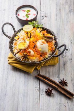 Kadhai veya kadai yoğurt dip, seçici odak, yumurta biryani veya anda pirinç veya yumurta pilav ile Basmati pirinç yavaş yavaş kavrulmuş Masala yumurta ve baharatları ile pişmiş servis
