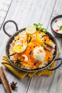 Kadhai veya kadai yoğurt dip, seçici odak, yumurta biryani veya anda pirinç veya yumurta pilav ile Basmati pirinç yavaş yavaş kavrulmuş Masala yumurta ve baharatları ile pişmiş servis