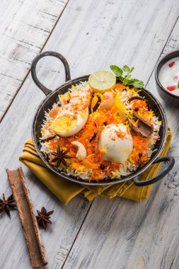 Kadhai veya kadai yoğurt dip, seçici odak, yumurta biryani veya anda pirinç veya yumurta pilav ile Basmati pirinç yavaş yavaş kavrulmuş Masala yumurta ve baharatları ile pişmiş servis