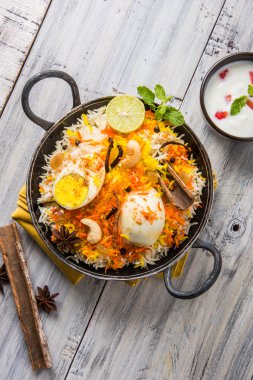 Kadhai veya kadai yoğurt dip, seçici odak, yumurta biryani veya anda pirinç veya yumurta pilav ile Basmati pirinç yavaş yavaş kavrulmuş Masala yumurta ve baharatları ile pişmiş servis