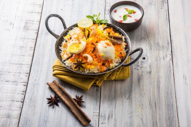 Kadhai veya kadai yoğurt dip, seçici odak, yumurta biryani veya anda pirinç veya yumurta pilav ile Basmati pirinç yavaş yavaş kavrulmuş Masala yumurta ve baharatları ile pişmiş servis