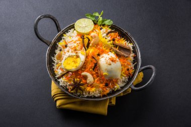 Kadhai veya kadai yoğurt dip, seçici odak, yumurta biryani veya anda pirinç veya yumurta pilav ile Basmati pirinç yavaş yavaş kavrulmuş Masala yumurta ve baharatları ile pişmiş servis