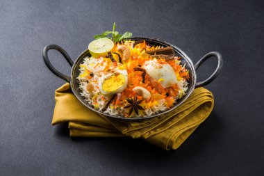 Kadhai veya kadai yoğurt dip, seçici odak, yumurta biryani veya anda pirinç veya yumurta pilav ile Basmati pirinç yavaş yavaş kavrulmuş Masala yumurta ve baharatları ile pişmiş servis