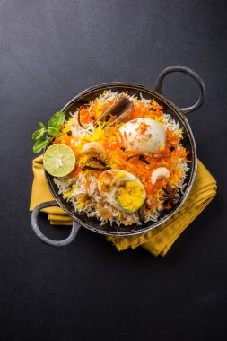 Kadhai veya kadai yoğurt dip, seçici odak, yumurta biryani veya anda pirinç veya yumurta pilav ile Basmati pirinç yavaş yavaş kavrulmuş Masala yumurta ve baharatları ile pişmiş servis