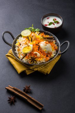 Kadhai veya kadai yoğurt dip, seçici odak, yumurta biryani veya anda pirinç veya yumurta pilav ile Basmati pirinç yavaş yavaş kavrulmuş Masala yumurta ve baharatları ile pişmiş servis