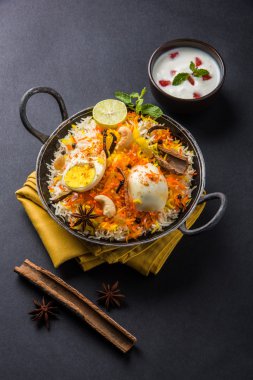 Kadhai veya kadai yoğurt dip, seçici odak, yumurta biryani veya anda pirinç veya yumurta pilav ile Basmati pirinç yavaş yavaş kavrulmuş Masala yumurta ve baharatları ile pişmiş servis