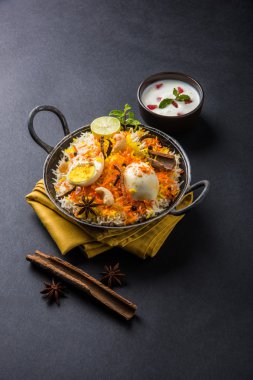 Kadhai veya kadai yoğurt dip, seçici odak, yumurta biryani veya anda pirinç veya yumurta pilav ile Basmati pirinç yavaş yavaş kavrulmuş Masala yumurta ve baharatları ile pişmiş servis