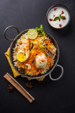 Kadhai veya kadai yoğurt dip, seçici odak, yumurta biryani veya anda pirinç veya yumurta pilav ile Basmati pirinç yavaş yavaş kavrulmuş Masala yumurta ve baharatları ile pişmiş servis